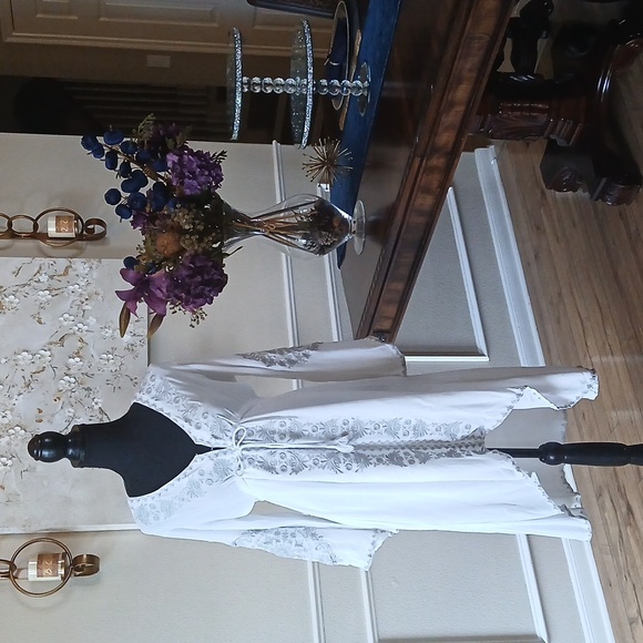 Women's White Boho Embroidered High Low Dress. Size M - Picture 7 of 17
